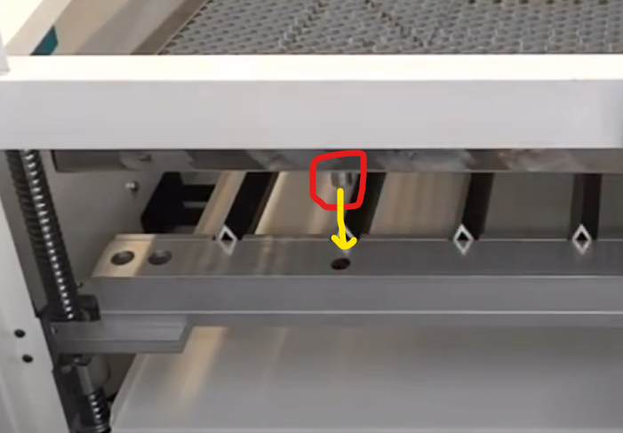 Honeycomb bed resting on blades with indexing pins