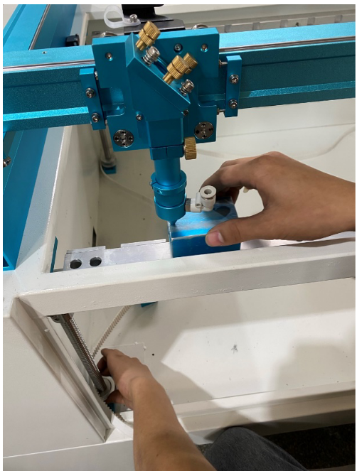 Using 45mm cube to level knife holder at four corners