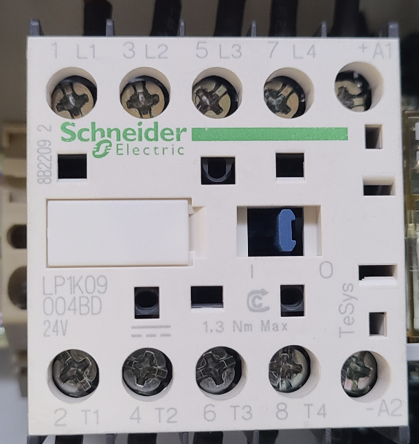 Main contactor with Estop cleared, blue tab to the right