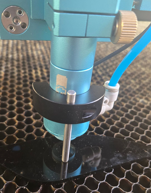 Manual focus tool correctly set against material