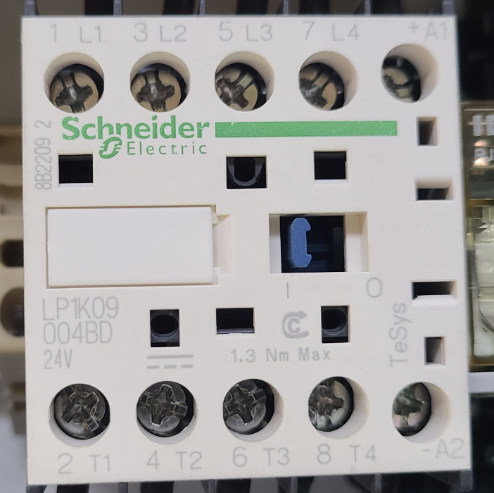 Main contactor with Estop pressed, blue tab to the left